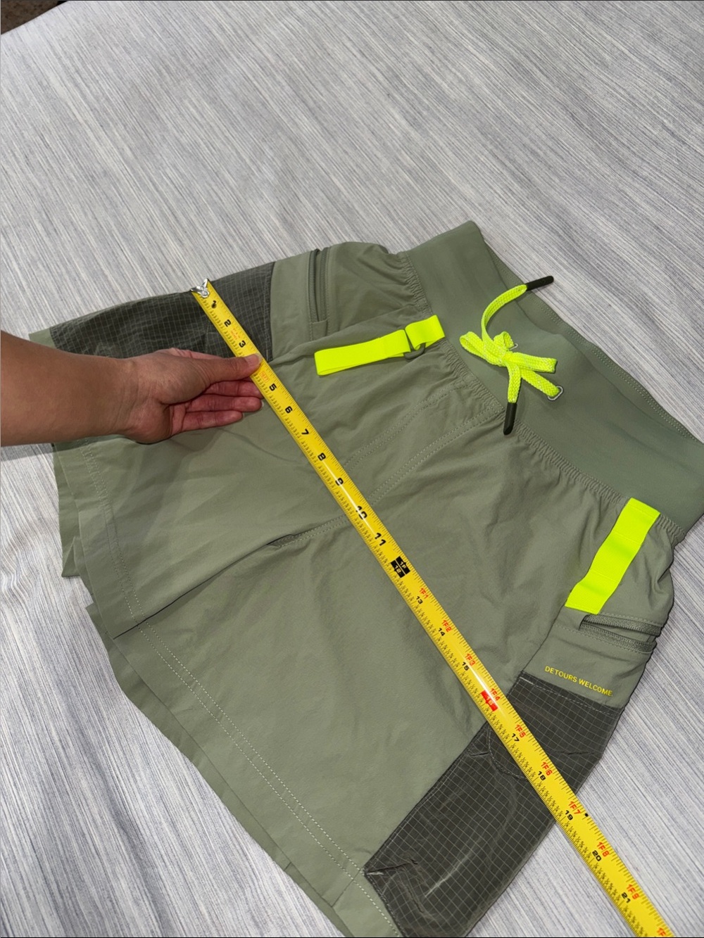 Lululemon Women’s Multi-Pocket Cargo High-Rise Hiking Shorts (5") in Olive Green - Picture 12 of 14